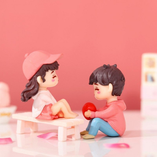 Romantic Couple Miniature Figurines (Style 16)